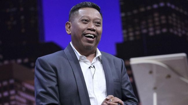 Menurut Tukul, Gogon sering melakukan adegan kocak. Suatu kali saat mereka tidur sekamar, Gogon pernah tiba-tiba loncat dari tempat tidur.
