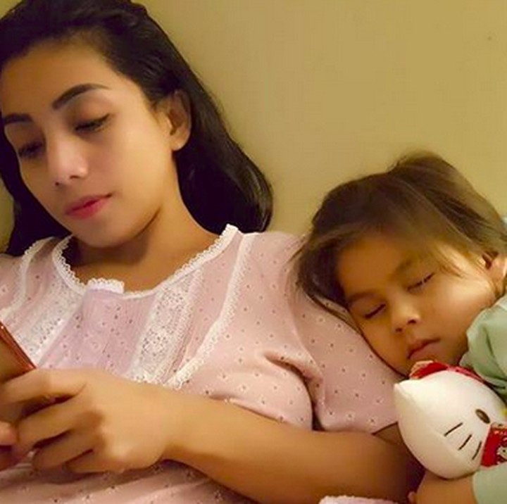 <p>Terlelap di samping sang bunda nggak mengurangi kadar imutnya Elif. Hi-hi-hi. (Foto: Instagram/ @siti_kdi_perk)</p>