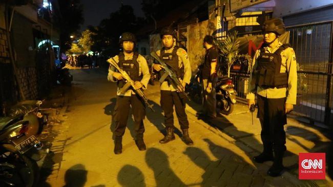 Tiga Terduga Teroris Sidoarjo Terlibat Teror Bom Surabaya Tiga terduga teroris yang diamankan Densus 88 di Probolinggo diduga terlibat aksi teror bom yang terjadi di Kota Surabaya dan Sidoarjo, Jawa Timur.