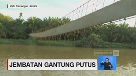 Jembatan Gantung Putus, Puluhan Warga Terjun ke Sungai
