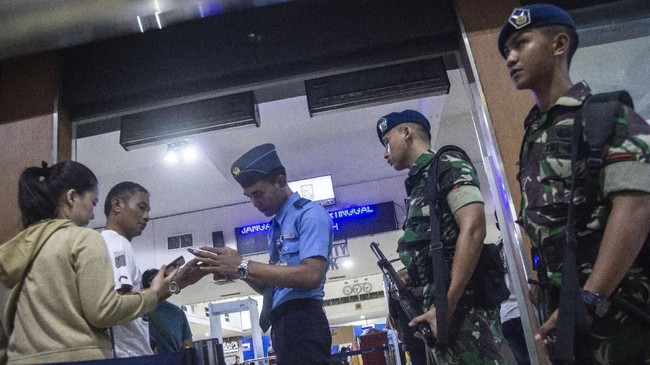 Pemerintah meminta penambahan aparat TNI dan Polri untuk menjaga keamanan bandara, pelabuhan, hingga stasiun, seiring maraknya aksi teror belakangan ini.