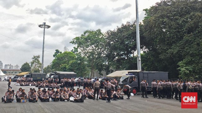 Beberapa jam jelang kick off Persija lawan Home United, keamanan di area Stadion Utama Gelora Bung Karno terlihat diperketat.