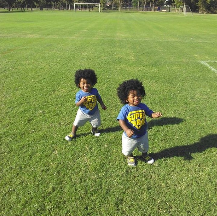 <p>Duh, gemas banget nih Jayden dan Jaylen lagi bermain di lapangan rumput. (Foto: @themedwardsboys_doubledose)</p>