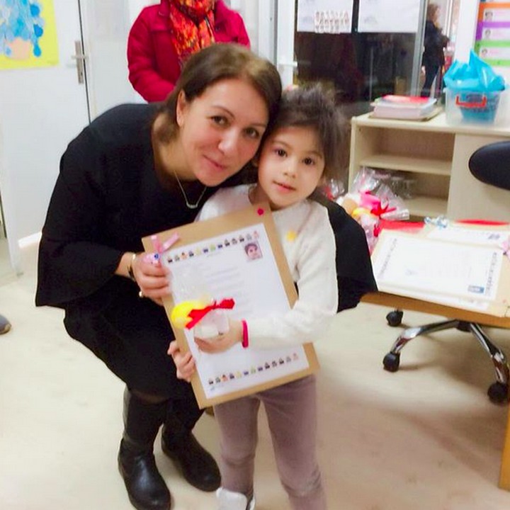 <p>Elif sudah sekolah lho. Ini ketika Elif bersama wali kelasnya. (Foto: Instagram/ @siti_kdi_perk)</p>