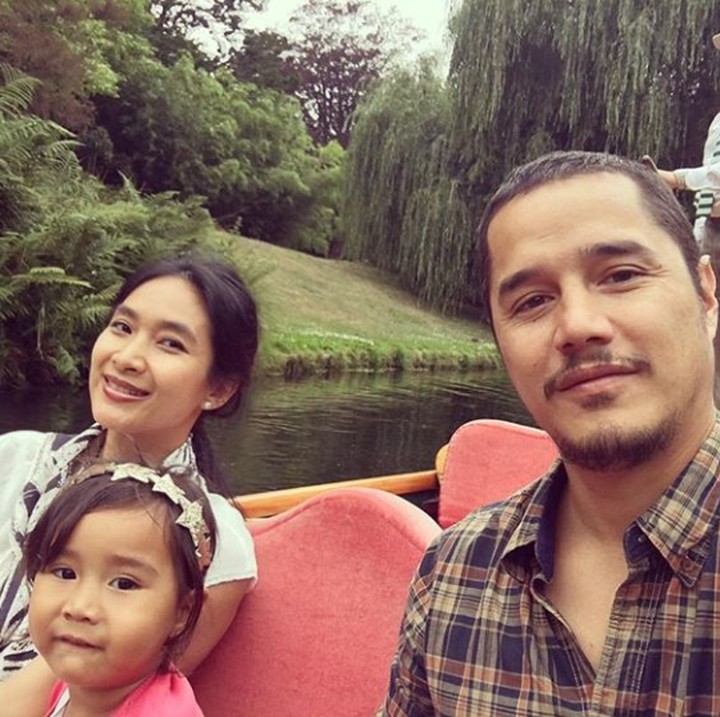 <p>Aih, senangnya jalan-jalan bareng suami dan anak tercinta. (Foto: Instagram @tjokgus)</p>