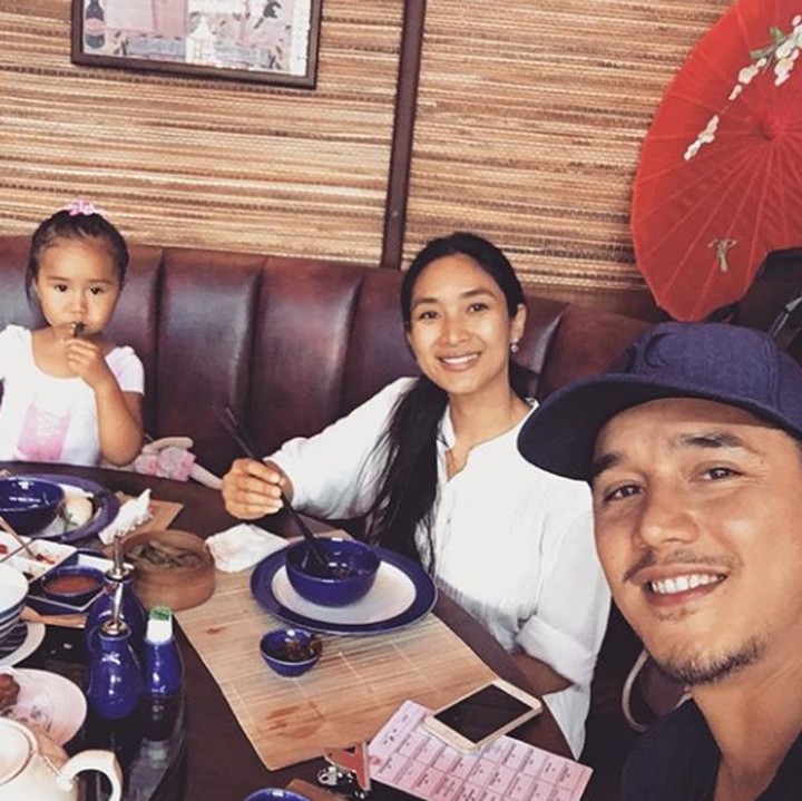 <p>Bagi seorang ibu, ceria itu bisa kumpul bareng anak dan suami dalam keadaan sehat dan happy. (Foto: Instagram @tjokgus)</p>