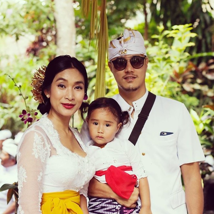 <p>Ini adalah foto keluarga kecil aktris Happy Salma. (Foto: Instagram @tjokgus)</p>