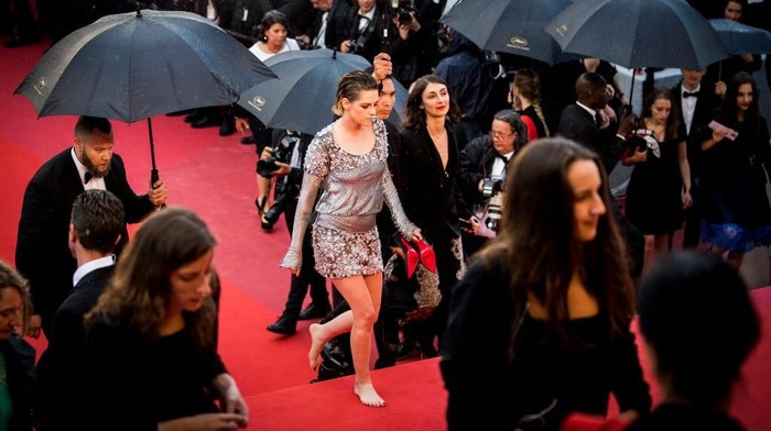 CANNES, FRANCE - MAY 14:  Kristen Stewart walks with bare feet at the screening of 'Blackkklansman' during the 71st annual Cannes Film Festival at Palais des Festivals on May 14, 2018 in Cannes, France.  (Photo by Tristan Fewings/Getty Images)