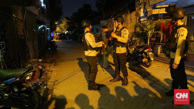 Tim Gegana Polda Jawa Timur memusnahkan sisa barang bukti berupa bom yang disita dari tiga pelaku teror bom di Sidoarjo dan Surabaya.