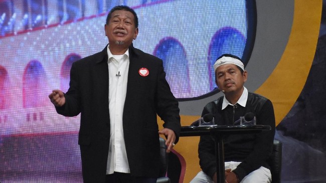Cagub Jabar nomor urut 4 Deddy Mizwar meminta warga mengawasi proses pemilihan dan penghitungan ketika mencoblos di Pondokgede, Bekasi.