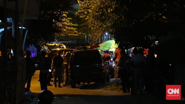 Polda Sumut menyatakan penggerebekan yang menewaskan dua terduga teroris di Deli Serdang, Sabtu (16/11) terkait aksi bom bunuh diri di Polrestabes Medan.