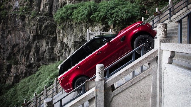 Range Rover telah mengalami perubahan pada bagian luar dan dalam guna memberi kenyamanan bagi setiap penumpangnya. Eksteriornya tetap menyajikan desain elegan.