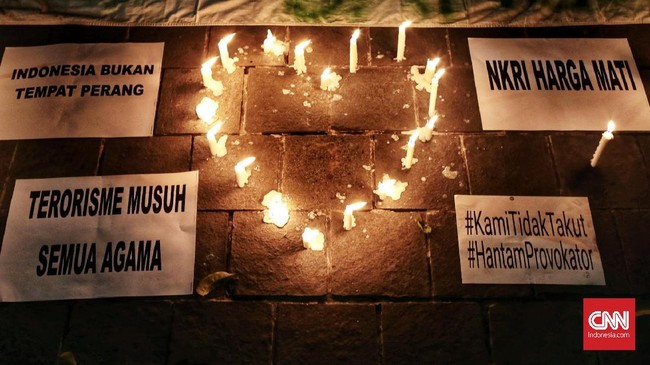 Sejumlah suporter sepakbola khususnya bonek Persebaya melakukan aksi simpati bakar lilin di Taman Suropati. Jakarta. Senin, 14 Mei 2018. Aksi tersebut sebagai bentuk bela sungkawa terhadap para korban bom bunuh diri teroris di beberapa tempat Surabaya dan korban tewas di Mako Brimob. Dalam aksi para bonek menolak dan mengutuk keras aksi terorisme di Indonesia. CNN Indonesia/Andry Novelino