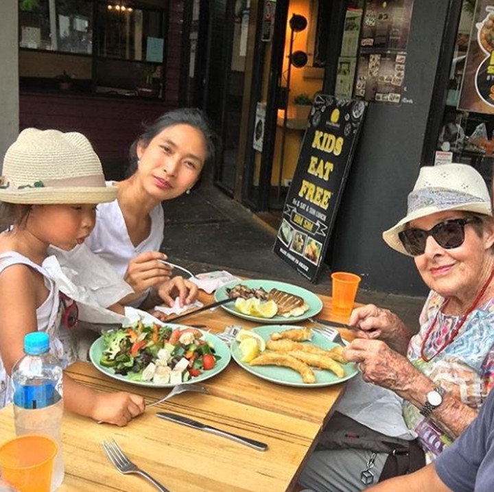 <p>Ada yang fokus pada makanan nih, he-he. (Foto: Instagram @tjokgus)</p>