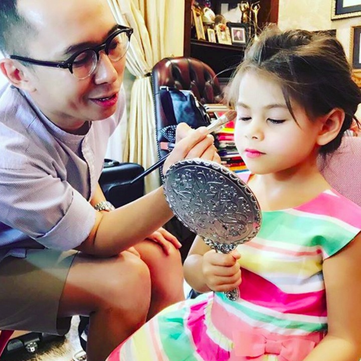<p>Jangan ganggu dulu ya, Bun. Elif bersolek sebentar biar makin cute. He-he-he. (Foto: Instagram/ @siti_kdi_perk)</p>