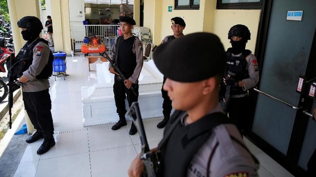 Seorang pria dilumpuhkan dalam baku tembak Densus 88 Antiteror dengan kelompok teror di Surabaya, Jawa Timur.