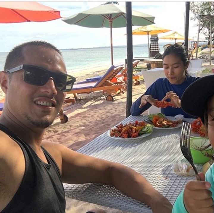 <p>Asyik nih makan di pantai. (Foto: Instagram @tjokgus)</p>