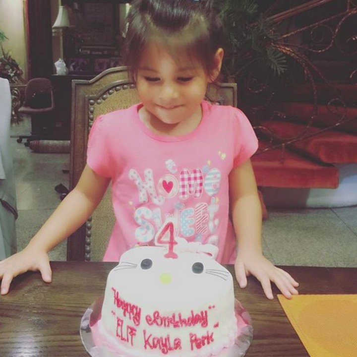 <p>Happy-nya Elif di ulang tahunnya yang ke-4. Nah, bulan Agustus tahun ini Elif genap berumur 5 tahun, Bun. (Foto: Instagram/ @siti_kdi_perk)</p>