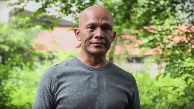 Imelda, istri pembawa acara Dunia Lain, Harry Pantja menceritakan kronologi sang suami stroke tiga kali.