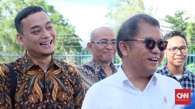Kemenkominfo menindak 280 akun yang sudah dibekukan di Telegram, 300 akun di Facebook, 250 lebih di YouTube, dan sekitar 70 akun di Twitter.