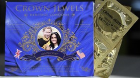 Dari Mug sampai Kondom, Suvenir Royal Wedding Diserbu Pembeli