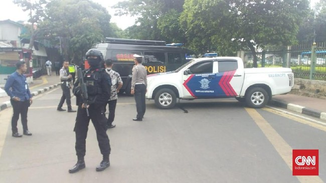 Seorang perempuan dikabarkan meletakkan bungkusan dan langsung pergi dan tak menggubris panggilan warga. 