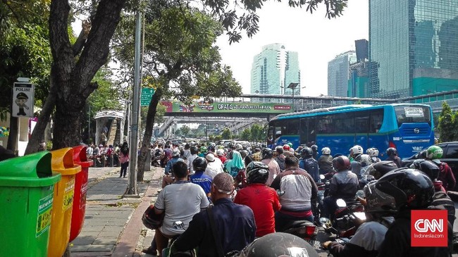 Pengamanan diperketat sebagai imbas status Siaga I yang ditetapkan Polri. Tak hanya Mapolda Metro Jaya, keamanan sejumlah gedung dan tempat umum pun diperketat.