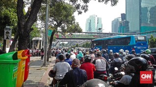 Masuk Polda Metro Jaya Diperketat, Antrean Mengular ke Jalan