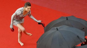 Protes Larangan 'No Flats', Kristen Stewart Nyeker di Cannes