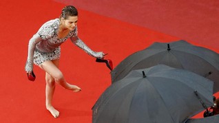 Protes Larangan 'No Flats', Kristen Stewart Nyeker di Cannes