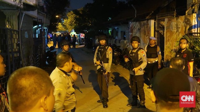 Sebanyak 204 personel polisi dari berbagai satuan menggerebek Kampung Bahari, Jakarta Utara, lokasi yang kerap dijadikan sebagai sarang peredaran narkoba.