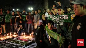 FOTO: Aksi Simpati Bonek untuk Korban Bom Surabaya