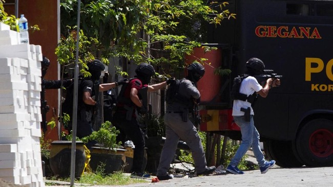 Sebanyak 74 orang ditangkap di delapan provinsi pascarentetan aksi teror. Sebanyak 14 orang di antaranya ditembak mati oleh Densus 88 Antiteror.