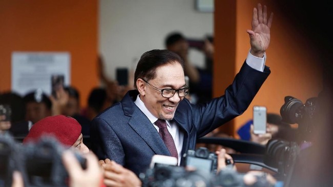 Pemimpin Malaysia, Anwar Ibrahim menjalani operasi tulang belakang di Turki dan dijenguk Presiden Recep Tayyip Erdogan.