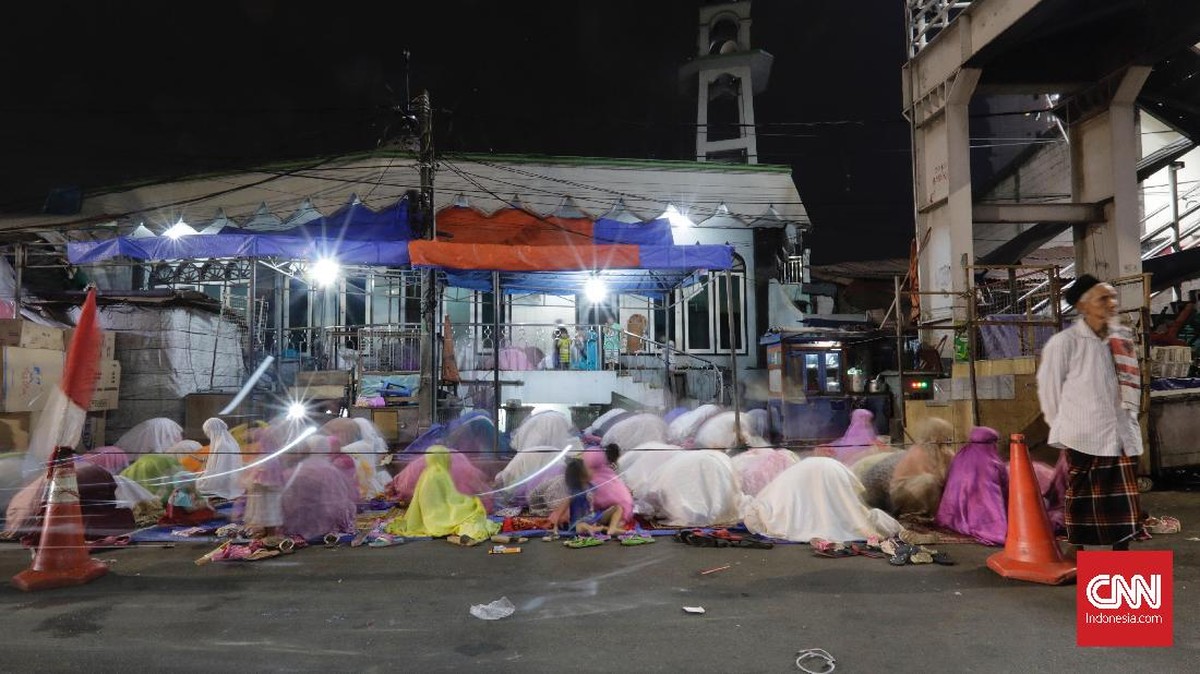 FOTO: Salat Tarawih Pertama di Pasar Gembrong Jakarta