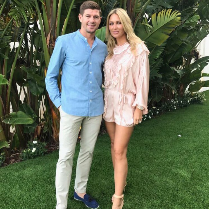 <p>Gerrard dan Alex kayak masih pacaran ya, Bun. (Foto: Instagram/stevengerrard)</p>