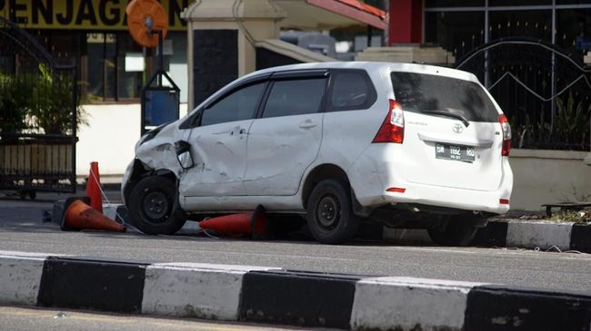 Bodi 'Kaleng' Avanza Bukan Alasan untuk Teror Bom Mobil Pelaku teror memilih menggunakan kendaraan minibus Avanza untuk melancarkan aksi beberapa hari terakhir.