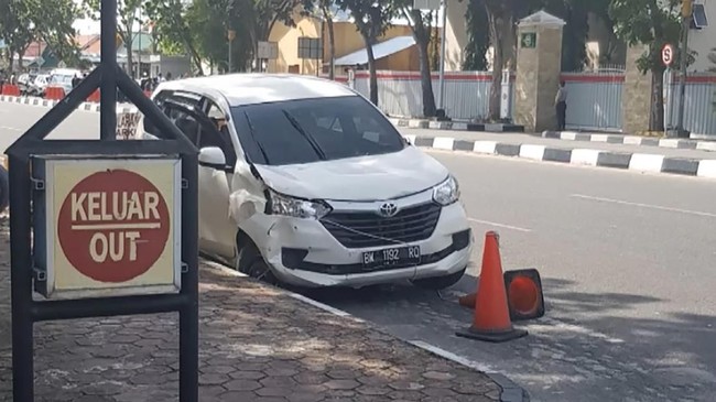 Para pelaku teror di Surabaya dan Mapolda Riau menggunakan Toyota Avanza untuk melancarkan aksinya.