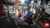 FOTO: Salat Tarawih Pertama di Pasar Gembrong Jakarta Berhubung 1 Ramadan jatuh pada Kamis (17/5), sejumlah warga termasuk di kawasan Pasar Gembrong, Jakarta menjalankan salat Tarawih pertamanya malam ini (16/5).