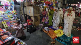 FOTO: Salat Tarawih Pertama di Pasar Gembrong Jakarta