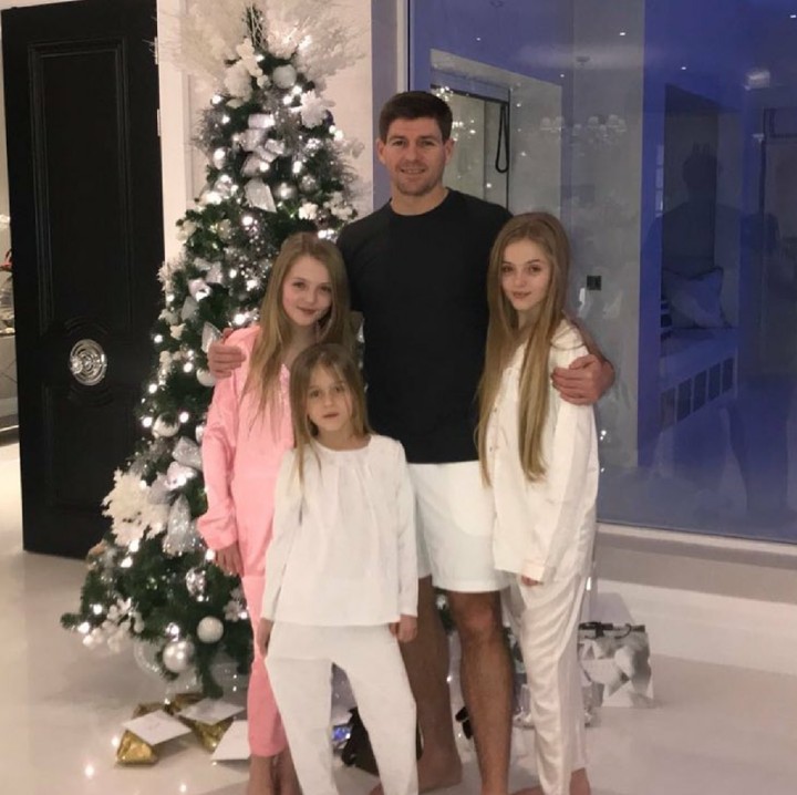 <p>Ini Gerrard bersama tiga putri cantiknya. (Foto: Instagram/stevengerrard)</p>
