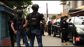 VIDEO: Polisi Sterilkan Lokasi Penangkapan Teroris Tangerang