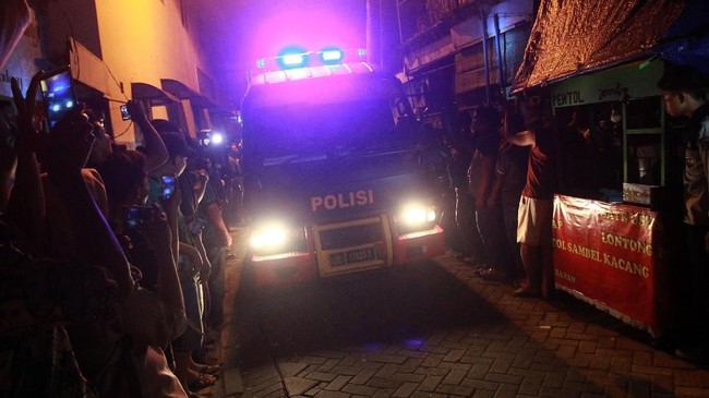 Tiga jenazah anggota peserta didik brimob tersambar petir diserahkan ke pihak keluarga di Rumah Sakit Bhayangkara, Surabaya.