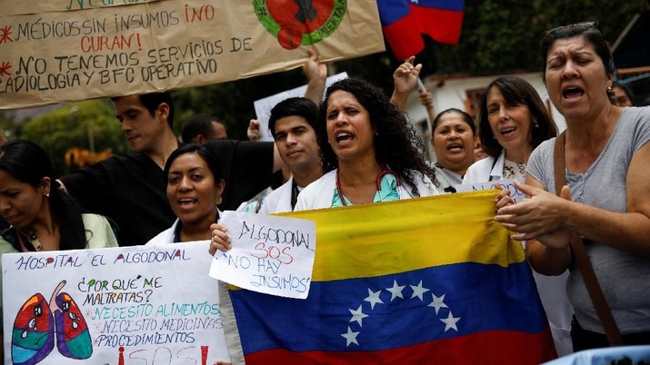 Workers of the health sector take part in a protest due to the shortages of basic medical supplies and for higher wages outside a hospital in Caracas, Venezuela April 17, 2018. REUTERS/Carlos Garcia Rawlins