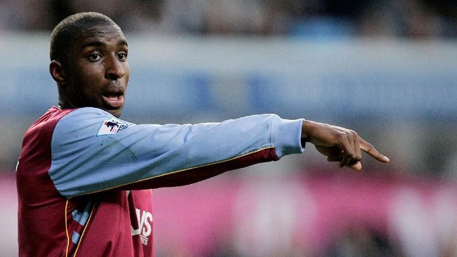 Mantan pemain bertahan Aston Villa dan Bolton Wanderes, Jlloyd Samuel, meninggal dalam insiden kecelakaan mobil di Cheshire.