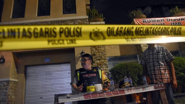 Densus 88 menggeledah sejumlah rumah terduga teroris di Surbaya, Bantul, Sleman, dan Tuban serta menyita berbagai buku hingga senjata.