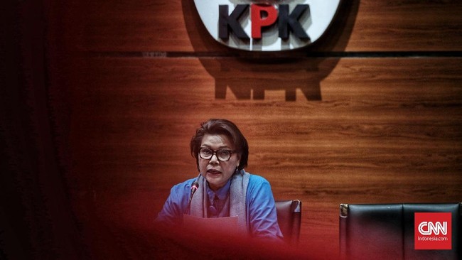 KPK mengaku terus mengembangkan kasus suap PLTU Riau-I usai menangkap mantan Menteri Sosial Idrus Marham sebagai tersangka baru.