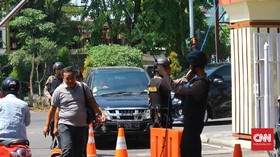 Mapolda Jatim Perketat Pengamanan Usai Serangan di Polda Riau