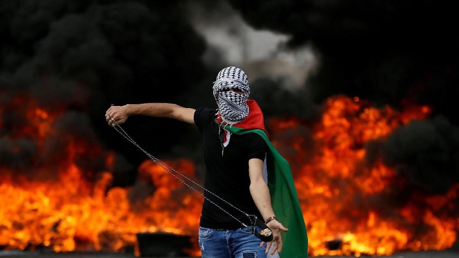 Bentrokan Berdarah di Perbatasan Gaza-Israel A wounded Palestinian demonstrator is evacuated during a protest marking the 70th anniversary of Nakba, at the Israel-Gaza border in the southern Gaza Strip May 15, 2018. REUTERS/Ibraheem Abu Mustafa
