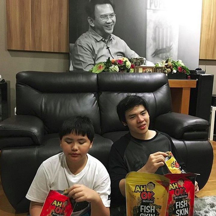 <p>Sean dan Daud kompak banget kalau soal icip-icip makanan. (Foto: Instagram/ @nachoseann)</p>